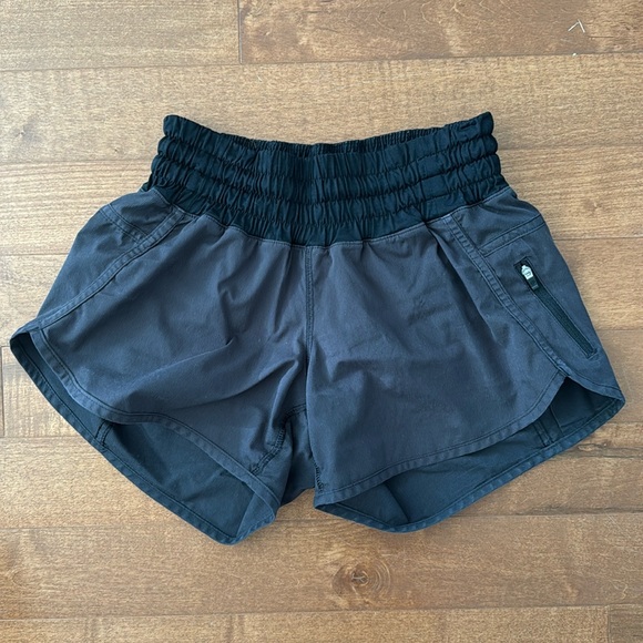 Lululemon black shorts size 4 - Picture 1 of 2